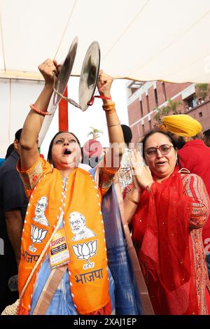 Neu-Delhi, Indien. Juni 2024. Die Anhänger von Narendra Modi, Indiens Premierminister und Führer der Bharatiya Janata Party (BJP), feiern am 4. Juni 2024 im Hauptquartier der BJP in Neu-Delhi, Indien, die Ergebnisse der Wahlzählung für die indischen Parlamentswahlen. Foto: Anshuman Akash/ABACAPRESS. COM Credit: Abaca Press/Alamy Live News Stockfoto