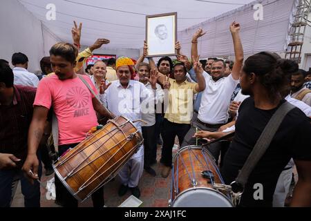 Neu-Delhi, Indien. Juni 2024. Am 4. Juni 2024 tanzen die Unterstützer des Kongresses mit einem Porträt von Rahul Gandhi im AICC-Hauptquartier in Neu-Delhi, Indien. Foto: Anshuman Akash/ABACAPRESS. COM Credit: Abaca Press/Alamy Live News Stockfoto