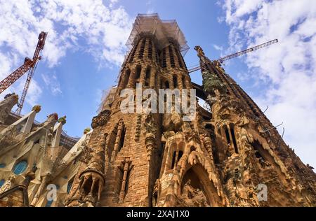 Barcelona, Spanien - 22. Mai 2024: Außenansicht der berühmten Sagrada Familia Kirche mit ihren reichen Dekorationen in Barcelona Spanien Stockfoto