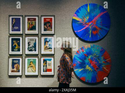 London, Großbritannien 7. Juni 2024 Pulp Fiction Series, £2.500 - £3.500( links) von den Connor Brothers und Damien Hirst (Britin, geb. 1965) Beautiful, Too Noble, überaus zweideutig, fast Veridical, vage, aber brillante Vapormalerei, von den wunderschönen Gemälden £8.000 - £000Beautiful (Top), und recht harmonische Vapor-Malerei, von den wunderschönen Gemälden £8.000 - £12.000 ( Cult Artists the Connor Brothers haben sich mit Bonhams zusammengetan, um alles andere als gewöhnliche zu präsentieren, eine Auktion, die alles außergewöhnliche am 12. Juni in der Bonhams New Bond Street, London, feiert. Ein Teil der Auktion wird h sein Stockfoto