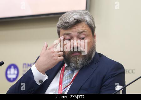 Sankt Petersburg, Russland. Juni 2024. Konstantin Malofeev, Leiter der Stiftung Zargrad, nimmt an einer Sitzung über Philosophie und Geopolitik einer multipolaren Welt im Rahmen des Internationalen Wirtschaftsforums von St. Petersburg 2024 (SPIEF 2024) Teil. (Foto: Maksim Konstantinov/SOPA Images/SIPA USA) Credit: SIPA USA/Alamy Live News Stockfoto