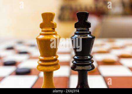 Schachfiguren auf einem Schachbrett Stockfoto
