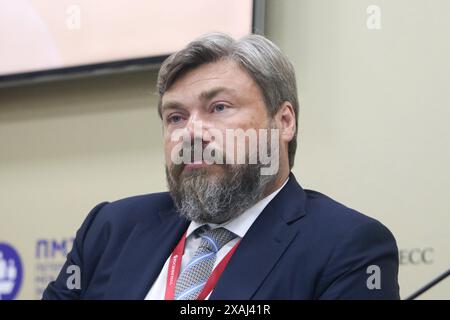 Sankt Petersburg, Russland. Juni 2024. Konstantin Malofeev, Leiter der Stiftung Zargrad, nimmt an einer Sitzung über Philosophie und Geopolitik einer multipolaren Welt im Rahmen des Internationalen Wirtschaftsforums von St. Petersburg 2024 (SPIEF 2024) Teil. (Foto: Maksim Konstantinov/SOPA Images/SIPA USA) Credit: SIPA USA/Alamy Live News Stockfoto