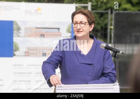 Erster Spatenstich für das Haus des Sports in Schöneiche bei Berlin Landkreis oder-Spree, Brandenburg in Anwesenheit von Klara Geywitz SPD Bundesministerin für Wohnen, Stadtentwicklung und Bauwesen *** Spatenstich für das Haus des Sports in Schöneiche bei Berlin, Bezirk oder Spree Brandenburg im Beisein von Klara Geywitz SPD-Bundesministerin für Wohnungsbau, Stadtentwicklung und Bauwesen Stockfoto