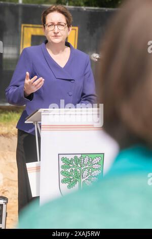 Erster Spatenstich für das Haus des Sports in Schöneiche bei Berlin Landkreis oder-Spree, Brandenburg in Anwesenheit von Klara Geywitz SPD Bundesministerin für Wohnen, Stadtentwicklung und Bauwesen *** Spatenstich für das Haus des Sports in Schöneiche bei Berlin, Bezirk oder Spree Brandenburg im Beisein von Klara Geywitz SPD-Bundesministerin für Wohnungsbau, Stadtentwicklung und Bauwesen Stockfoto