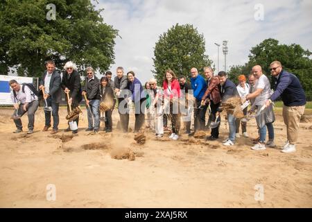 Erster Spatenstich für das Haus des Sports in Schöneiche bei Berlin Landkreis oder-Spree, Brandenburg in Anwesenheit von Klara Geywitz SPD Bundesministerin für Wohnen, Stadtentwicklung und Bauwesen *** Spatenstich für das Haus des Sports in Schöneiche bei Berlin, Bezirk oder Spree Brandenburg im Beisein von Klara Geywitz SPD-Bundesministerin für Wohnungsbau, Stadtentwicklung und Bauwesen Stockfoto