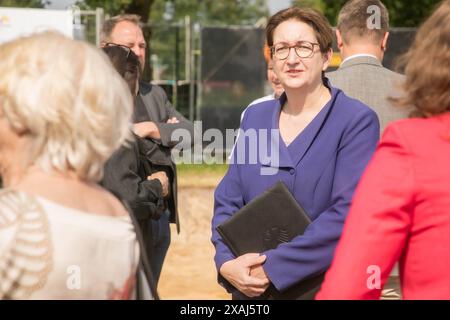 Erster Spatenstich für das Haus des Sports in Schöneiche bei Berlin Landkreis oder-Spree, Brandenburg in Anwesenheit von Klara Geywitz SPD Bundesministerin für Wohnen, Stadtentwicklung und Bauwesen *** Spatenstich für das Haus des Sports in Schöneiche bei Berlin, Bezirk oder Spree Brandenburg im Beisein von Klara Geywitz SPD-Bundesministerin für Wohnungsbau, Stadtentwicklung und Bauwesen Stockfoto