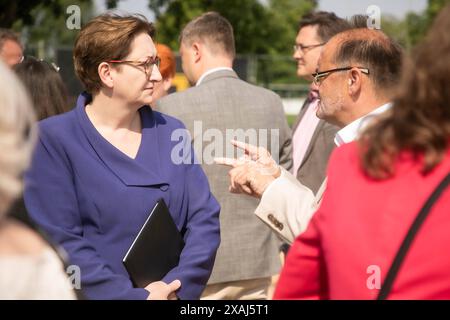 Erster Spatenstich für das Haus des Sports in Schöneiche bei Berlin Landkreis oder-Spree, Brandenburg in Anwesenheit von Klara Geywitz SPD Bundesministerin für Wohnen, Stadtentwicklung und Bauwesen hier im Gespräch mit Jörg Vogelsänger SPD *** Spatenstich für das Haus des Sports in Schöneiche bei Berlin, Bezirk oder Spree, Brandenburg im Beisein von Klara Geywitz SPD Bundesministerin für Wohnen, Stadtentwicklung und Bauwesen hier im Gespräch mit Jörg Vogelsänger SPD Stockfoto