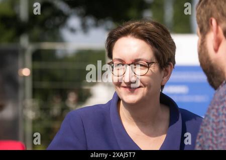 Erster Spatenstich für das Haus des Sports in Schöneiche bei Berlin Landkreis oder-Spree, Brandenburg in Anwesenheit von Klara Geywitz SPD Bundesministerin für Wohnen, Stadtentwicklung und Bauwesen *** Spatenstich für das Haus des Sports in Schöneiche bei Berlin, Bezirk oder Spree Brandenburg im Beisein von Klara Geywitz SPD-Bundesministerin für Wohnungsbau, Stadtentwicklung und Bauwesen Stockfoto