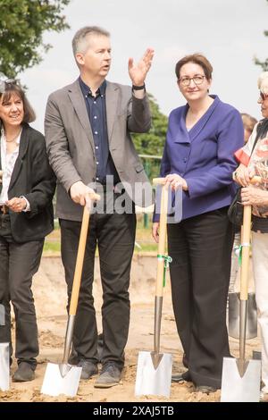 Erster Spatenstich für das Haus des Sports in Schöneiche bei Berlin Landkreis oder-Spree, Brandenburg in Anwesenheit von Klara Geywitz SPD Bundesministerin für Wohnen, Stadtentwicklung und Bauwesen und Ralf Steinbrück SPD - Bürgermeister der Gemeinde *** Spatenstich für das Haus des Sports in Schöneiche bei Berlin, Bezirk oder Spree, Brandenburg im Beisein von Klara Geywitz SPD Bundesministerin für Wohnen, Stadtentwicklung und Bau und Ralf Steinbrück SPD Bürgermeister der Gemeinde Stockfoto