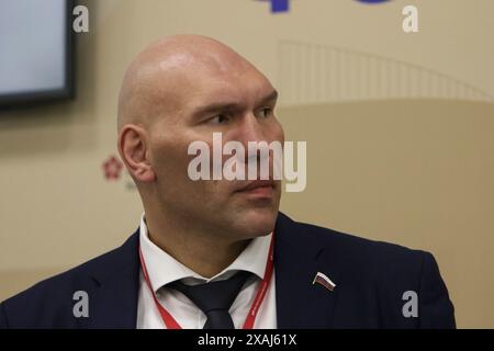 Sankt Petersburg, Russland. Juni 2024. Nikolai Valuev, erster stellvertretender Vorsitzender des Ausschusses der Staatsduma der Russischen Föderation für Ökologie und Umweltschutz, nimmt an einer Sitzung zum Thema Mediensport: Phänomen und Potenzial im Rahmen des Internationalen Wirtschaftsforums von St. Petersburg 2024 (SPIEF 2024) Teil. (Foto: Maksim Konstantinov/SOPA Images/SIPA USA) Credit: SIPA USA/Alamy Live News Stockfoto