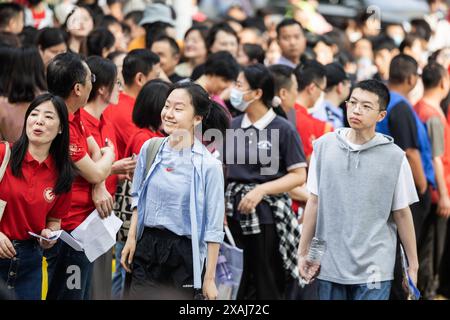 Wuhan, China. Juni 2024. Chinesische Schüler besuchen die Schule, um die Aufnahmeprüfung für das National College, auch bekannt als Gaokao, an der No.2 High School, einer der angesehensten Schulen der Stadt, abzulegen. Die Studenten verbringen Monate damit, sich auf die jährliche Prüfung vorzubereiten, und die Ergebnisse bestimmen den Bildungsweg und die zukünftigen Berufsaussichten der Schüler. Insgesamt werden 13,42 Millionen Studenten an drei Tagen an den Prüfungen teilnehmen. Quelle: SOPA Images Limited/Alamy Live News Stockfoto