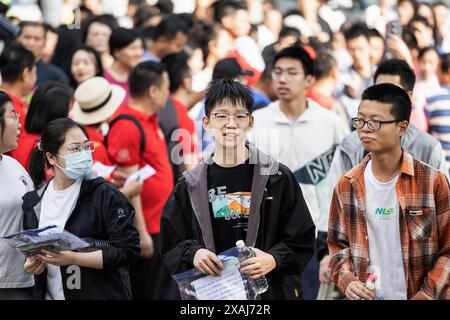 Wuhan, China. Juni 2024. Chinesische Schüler besuchen die Schule, um die Aufnahmeprüfung für das National College, auch bekannt als Gaokao, an der No.2 High School, einer der angesehensten Schulen der Stadt, abzulegen. Die Studenten verbringen Monate damit, sich auf die jährliche Prüfung vorzubereiten, und die Ergebnisse bestimmen den Bildungsweg und die zukünftigen Berufsaussichten der Schüler. Insgesamt werden 13,42 Millionen Studenten an drei Tagen an den Prüfungen teilnehmen. Quelle: SOPA Images Limited/Alamy Live News Stockfoto