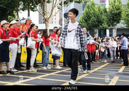 Wuhan, China. Juni 2024. Ein chinesischer Schüler besucht die Schule, um die Aufnahmeprüfung für das National College, auch bekannt als Gaokao, an der High School Nr. 2, einer der angesehensten Schulen der Stadt, abzulegen. Die Studenten verbringen Monate damit, sich auf die jährliche Prüfung vorzubereiten, und die Ergebnisse bestimmen den Bildungsweg und die zukünftigen Berufsaussichten der Schüler. Insgesamt werden 13,42 Millionen Studenten an drei Tagen an den Prüfungen teilnehmen. Quelle: SOPA Images Limited/Alamy Live News Stockfoto