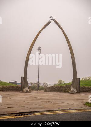 Auf der westlichen Klippe von Whitby befindet sich der berühmte Walebone-Bogen. Dieser Bogen besteht aus echten Walknochen und erinnert an die Vergangenheit der Stadt Stockfoto