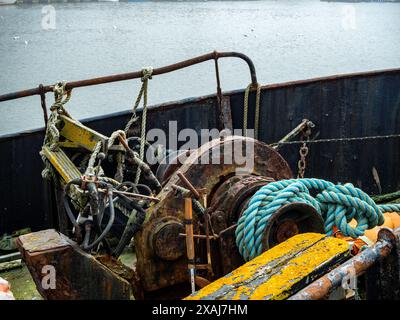 Das alte Fischereischiff ist in Whitby Marina abgereist. Zahnräder und Zahnräder rosten aufgrund mangelnder Nutzung. Stockfoto