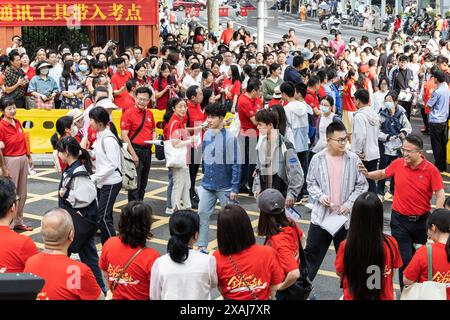 Wuhan, China. Juni 2024. Chinesische Schüler besuchen die Schule, um die Aufnahmeprüfung für das National College, auch bekannt als Gaokao, an der No.2 High School, einer der angesehensten Schulen der Stadt, abzulegen. Die Studenten verbringen Monate damit, sich auf die jährliche Prüfung vorzubereiten, und die Ergebnisse bestimmen den Bildungsweg und die zukünftigen Berufsaussichten der Schüler. Insgesamt werden 13,42 Millionen Studenten an drei Tagen an den Prüfungen teilnehmen. (Foto: Ren Yong/SOPA Images/SIPA USA) Credit: SIPA USA/Alamy Live News Stockfoto