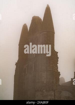 Der dicke Meeresnebel umgibt die Ruinen von Whitby Abbey und schafft eine eindringliche Atmosphäre, die Bram Stockers Dracula inspiriert hat Stockfoto