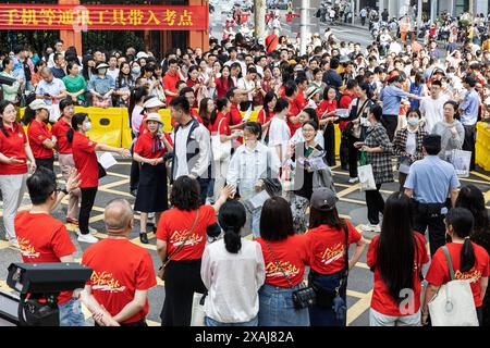 Wuhan, China. Juni 2024. Chinesische Schüler besuchen die Schule, um die Aufnahmeprüfung für das National College, auch bekannt als Gaokao, an der No.2 High School, einer der angesehensten Schulen der Stadt, abzulegen. Die Studenten verbringen Monate damit, sich auf die jährliche Prüfung vorzubereiten, und die Ergebnisse bestimmen den Bildungsweg und die zukünftigen Berufsaussichten der Schüler. Insgesamt werden 13,42 Millionen Studenten an drei Tagen an den Prüfungen teilnehmen. (Foto: Ren Yong/SOPA Images/SIPA USA) Credit: SIPA USA/Alamy Live News Stockfoto