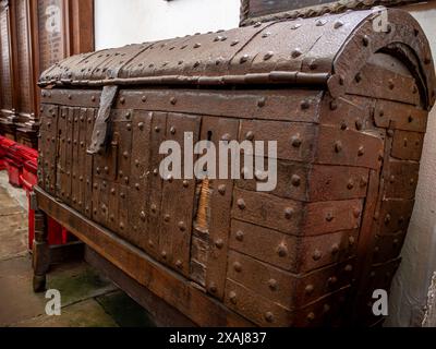 300 Jahre alte Holz- und Metallkiste in St. Mary's Church Whitby. Dieser wurde einst über die Klippe geworfen und überlebte den Fall. Stockfoto