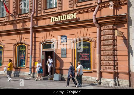 ST. PETERSBURG, RUSSLAND - 02. JUNI 2024: Am Gebäude der ältesten 'Pyschechnaja' (1958). Bolshaya Konyushennaya Straße. Sankt Petersburg Stockfoto