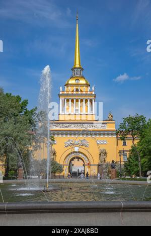 ST. PETERSBURG, RUSSLAND - 2. JUNI 2024: Am Gebäude der Hauptadmiralität. Sankt Petersburg Stockfoto