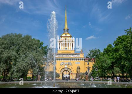 ST. PETERSBURG, RUSSLAND - 2. JUNI 2024: Das alte Gebäude der Hauptadmiralität. Sankt Petersburg Stockfoto