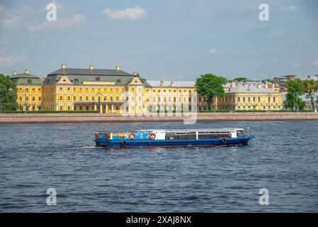 ST. PETERSBURG, RUSSLAND - 02. JUNI 2024: Ausflugsboot auf dem Hintergrund des Menshikow-Palastes. Sankt Petersburg Stockfoto