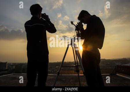 Bandung, West-Java, Indonesien. Juni 2024. Offiziere überwachen den Neumond mit einem Teleskop, um den Tag von Eid al-Adha 1445 Hijriyah am Albiruni Observatorium in Bandung zu bestimmen. Das indonesische Religionsministerium überwacht den Neumond an 114 Orten in ganz Indonesien, um die Bestimmung von Eid-al Adha 1445 Hijriyah zu gewährleisten. (Kreditbild: © Dimas Rachmatsyah/ZUMA Press Wire) NUR REDAKTIONELLE VERWENDUNG! Nicht für kommerzielle ZWECKE! Stockfoto