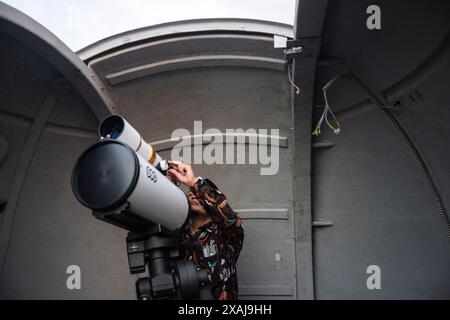 Bandung, West-Java, Indonesien. Juni 2024. Ein Offizier überwacht den Neumond mit einem Teleskop, um den Tag von Eid al-Adha 1445 Hijriyah am Albiruni Observatorium in Bandung zu bestimmen. Das indonesische Religionsministerium überwacht den Neumond an 114 Orten in ganz Indonesien, um die Bestimmung von Eid-al Adha 1445 Hijriyah zu gewährleisten. (Kreditbild: © Dimas Rachmatsyah/ZUMA Press Wire) NUR REDAKTIONELLE VERWENDUNG! Nicht für kommerzielle ZWECKE! Stockfoto