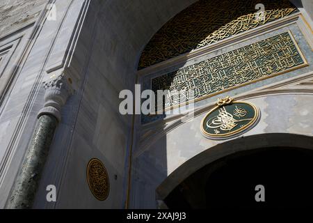 Eingangstor zum Innenhof des Topkapi-Palastes. Hochwertige Fotos Stockfoto