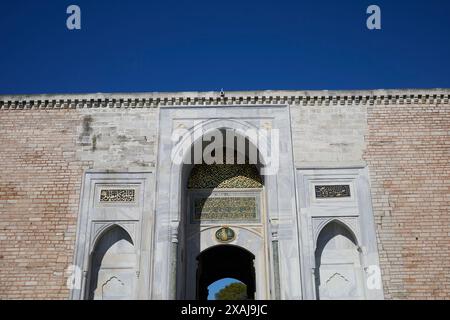 Eingangstor zum Innenhof des Topkapi-Palastes. Hochwertige Fotos Stockfoto