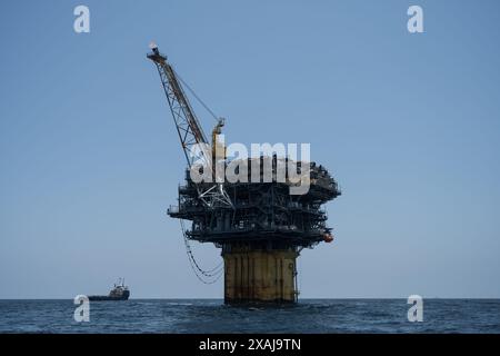 Im Golf von Mexiko in der Nähe der Küste Louisianas ist eine große Offshore-Ölplattform im Einsatz. Stockfoto