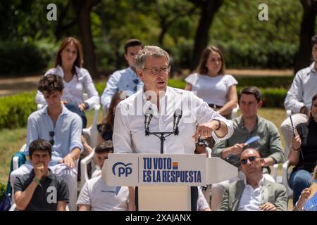 Barcelona, Spanien. Juni 2024. Alberto Núñez Feijoo schließt die Europawahlen in Barcelona ab und fordert Stimmen für die Europäische Volkspartei als einzigen Garanten für Stabilität und wirtschaftlichen Fortschritt in Europa. Alberto Núñez Feijoo cierra la Campaña de las elecciones europeas en Barcelona, reclamando el voto para el Partido Popular Europeo como el único garante de la estabilidad y el progreso económico en Europa. News Politics -Barcelona, Spanien freitag, 7. juni 2024 (Foto: Eric Renom/LaPresse) Credit: LaPresse/Alamy Live News Stockfoto