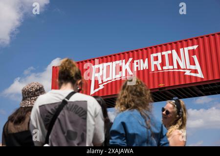 Rock am Ring, Festival Tag 1, Nürburgring, 07.-09.06.2024 Festivalbesucher vor dem Eingang zum Infield beim Rock am Ring Festival, Nürburgring, 07.06. Stockfoto