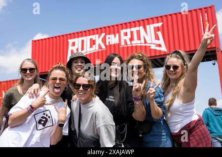 Rock am Ring, Festival Tag 1, Nürburgring, 07.-09.06.2024 Festivalbesucherinnen aus Duisburg vor dem Eingang zum Infield beim Rock am Ring Festival, N Stockfoto