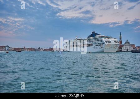 Criuse-Schiff mit zwei Schleppern in der Punta della Dogana in der Nacht, Venedig, Italien Stockfoto