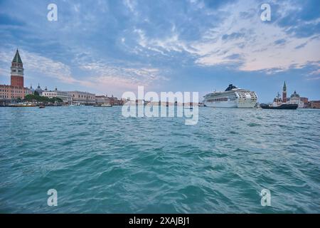 Criuse-Schiff mit zwei Schleppern in der Punta della Dogana in der Nacht, Venedig, Italien Stockfoto