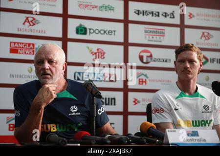 Australien Cheftrainer Graham Arnold (L) und Verteidiger Kye Rowles (R) nehmen vor dem Spiel an der Pressekonferenz in der Basundhara Kings Arena in Dhaka Teil Stockfoto