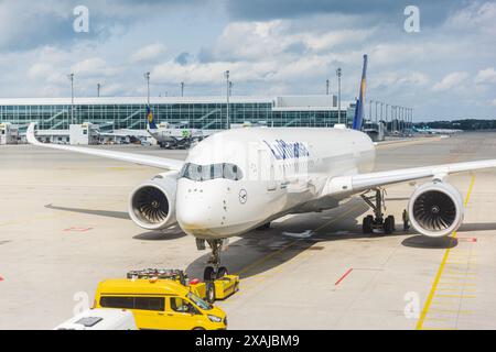 MÜNCHEN - 2. JUNI: Lufthansa Airbus beeing fuhr am 2. Juni 2024 in München zum Gate am Flughafen München Stockfoto