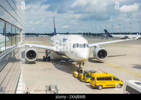 MÜNCHEN - 2. JUNI: Lufthansa Airbus beeing fuhr am 2. Juni 2024 in München zum Gate am Flughafen München Stockfoto