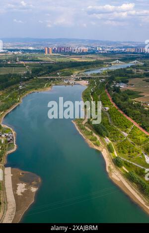 (240607) -- TAIYUAN, 7. Juni 2024 (Xinhua) -- ein Luftdrohnenfoto vom 3. Juni 2024 zeigt die Landschaft des Flusses Fenhe in Taiyuan, nordchinesischer Provinz Shanxi. Klares Wasser und grüne Berge sind nicht nur natürlicher und ökologischer Reichtum, sondern auch sozialer und wirtschaftlicher Reichtum, mit dem Konzept -- "luzides Wasser und üppige Berge sind unschätzbare Vermögenswerte" -- wird das Land zum Konsens- und Handlungsleitfaden in ganz China. Im Rahmen dieses Konzepts fördern die Provinzen in Zentralchina gemeinsam das ökologische Management von Flüssen, um die kontinuierliche Verbesserung der Ökosysteme von Flüssen sicherzustellen. (Xin Stockfoto