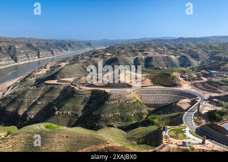 (240607) -- TAIYUAN, 7. Juni 2024 (Xinhua) -- ein Luftdrohnenfoto vom 26. April 2024 zeigt die Landschaft einer Autobahn entlang eines Abschnitts des Gelben Flusses im Shilou County in der nordchinesischen Provinz Shanxi. Klares Wasser und grüne Berge sind nicht nur natürlicher und ökologischer Reichtum, sondern auch sozialer und wirtschaftlicher Reichtum, mit dem Konzept -- "luzides Wasser und üppige Berge sind unschätzbare Vermögenswerte" -- wird das Land zum Konsens- und Handlungsleitfaden in ganz China. Unter diesem Konzept fördern die Provinzen in Zentralchina gemeinsam das ökologische Management von Flüssen, um die kontinuierliche i-produktion zu gewährleisten Stockfoto