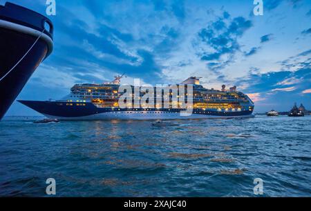 Criuse-Schiff mit zwei Schleppern in der Punta della Dogana in der Nacht, Venedig, Italien Stockfoto