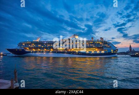 Criuse-Schiff mit zwei Schleppern in der Punta della Dogana in der Nacht, Venedig, Italien Stockfoto