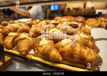 Auswahl an frisch gebackenen Croissants, die an der Theke des Ladens, des Marktes, des Cafés oder der Bäckerei verkauft werden können. Dessert, Gebäck, Frühstück, süße Speisen und traditionelles Fre Stockfoto