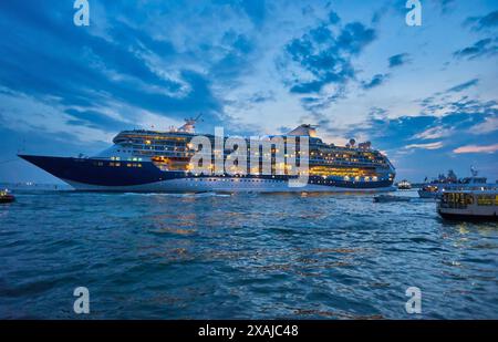 Criuse-Schiff mit zwei Schleppern in der Punta della Dogana in der Nacht, Venedig, Italien Stockfoto