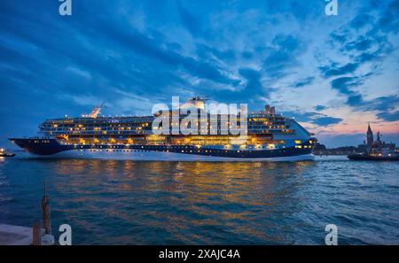 Criuse-Schiff mit zwei Schleppern in der Punta della Dogana in der Nacht, Venedig, Italien Stockfoto