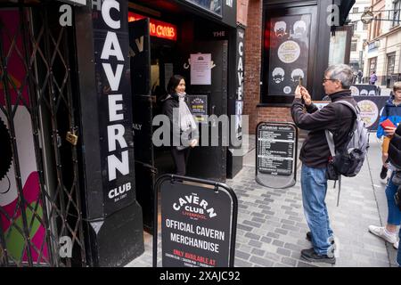 Straßenszene vor dem Cavern Club, der am 30. Mai 2024 in Liverpool, Großbritannien, heute ein beliebtes Touristenziel ist. Der Cavern Club wurde am 16. Januar 1957 eröffnet und wurde in den späten 50er und frühen 1960er Jahren zum Mittelpunkt der Rock and Roll Szene in Liverpool Der Club wurde eng mit Merseybeat verbunden, da die Beatles in den frühen Jahren der Band regelmäßig dort spielten. Stockfoto