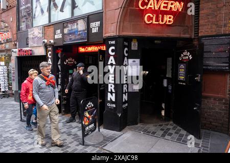 Straßenszene vor dem Cavern Club, der am 30. Mai 2024 in Liverpool, Großbritannien, heute ein beliebtes Touristenziel ist. Der Cavern Club wurde am 16. Januar 1957 eröffnet und wurde in den späten 50er und frühen 1960er Jahren zum Mittelpunkt der Rock and Roll Szene in Liverpool Der Club wurde eng mit Merseybeat verbunden, da die Beatles in den frühen Jahren der Band regelmäßig dort spielten. Stockfoto